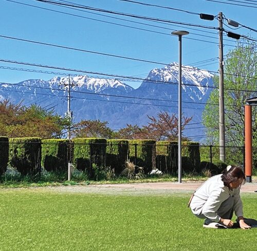 大輪さんは子育て世帯が利用できる「子育て支援住宅」に住んでいる。写真は共有庭/山梨県北杜市