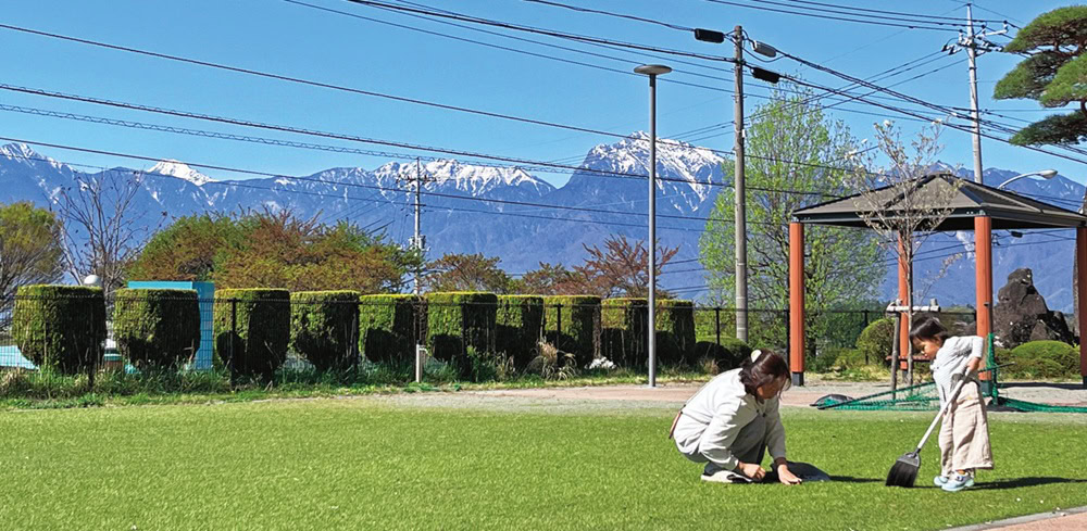 大輪さんは子育て世帯が利用できる「子育て支援住宅」に住んでいる。写真は共有庭/山梨県北杜市