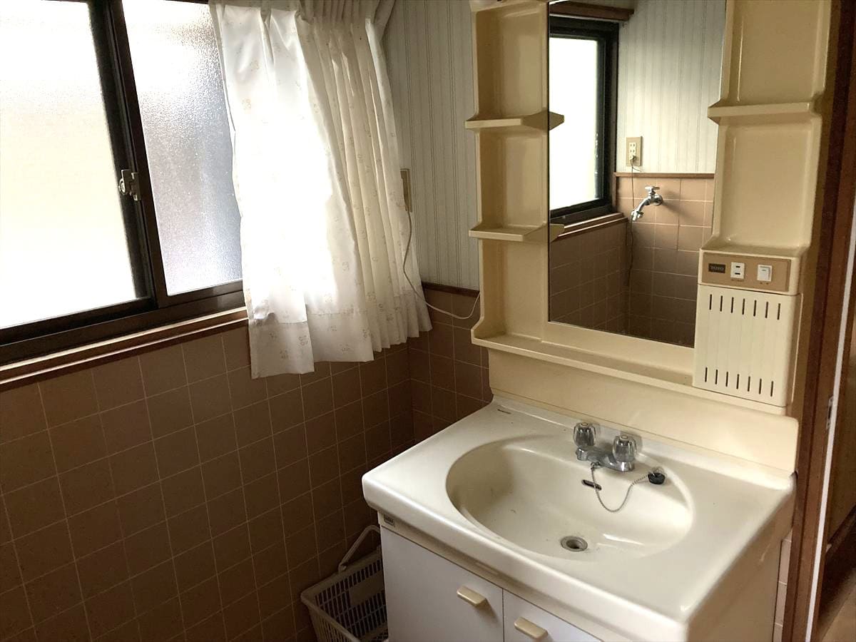 山口県萩市の物件の洗面所。