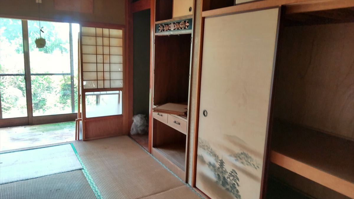 鹿児島県霧島市の物件の和室。縁側もあります。