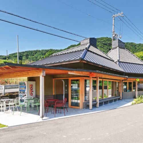 コテージと同じ建築家がデザインした地域交流施設「皆来」。地区の人たちとの交流の場になる/兵庫県淡路市「淡路クラインガルテン野田尾」