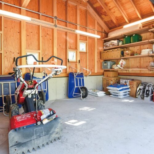 共同の倉庫に農機具一式が揃えられ、自由に使える(一部有料)。必要に応じて買い足してくれることもあるという/兵庫県淡路市「淡路クラインガルテン野田尾」