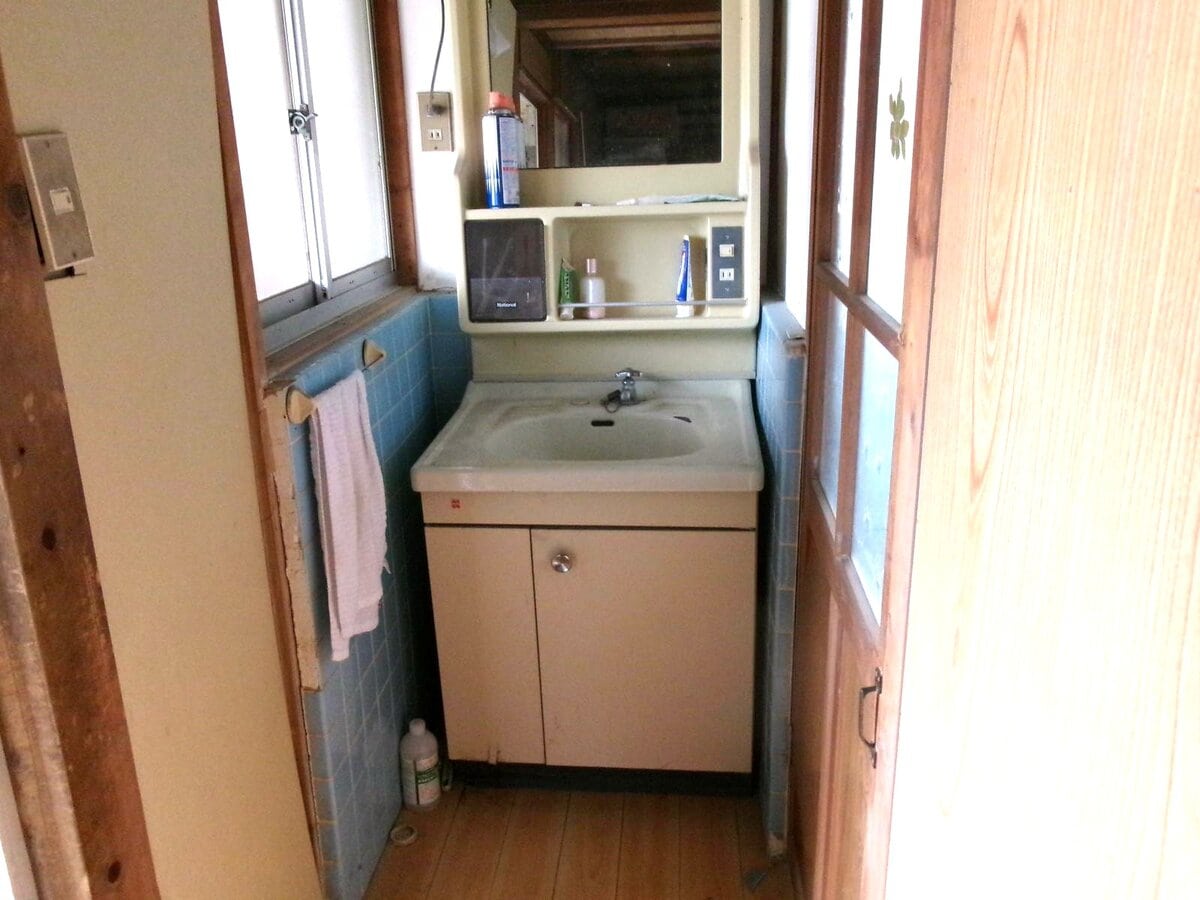 兵庫県佐用町にある物件の洗面所。