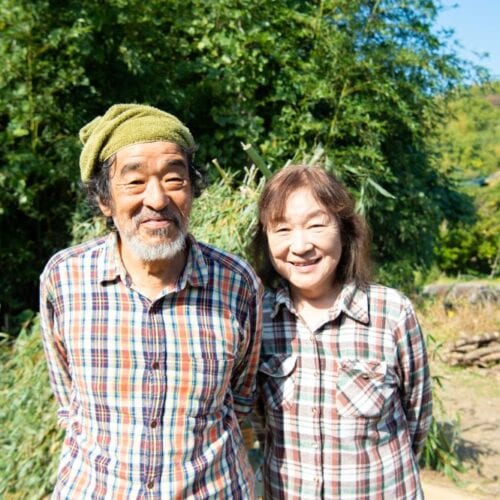 楽しい暮らしサポーターズ事務局で、サポーターの一員として活動する安部自然農園「山帰来」の安部さん夫妻。良子さんは豊後高田市グ リーンツーリズム推進協議会の会長も務める/大分県豊後高田市