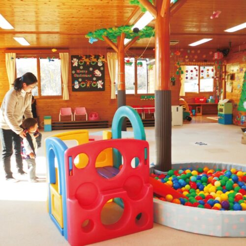 「子育て支援センター つくしんぼルーム」は、保育園に隣接するログハウス風の地域子育て支援センター/山梨県北杜市