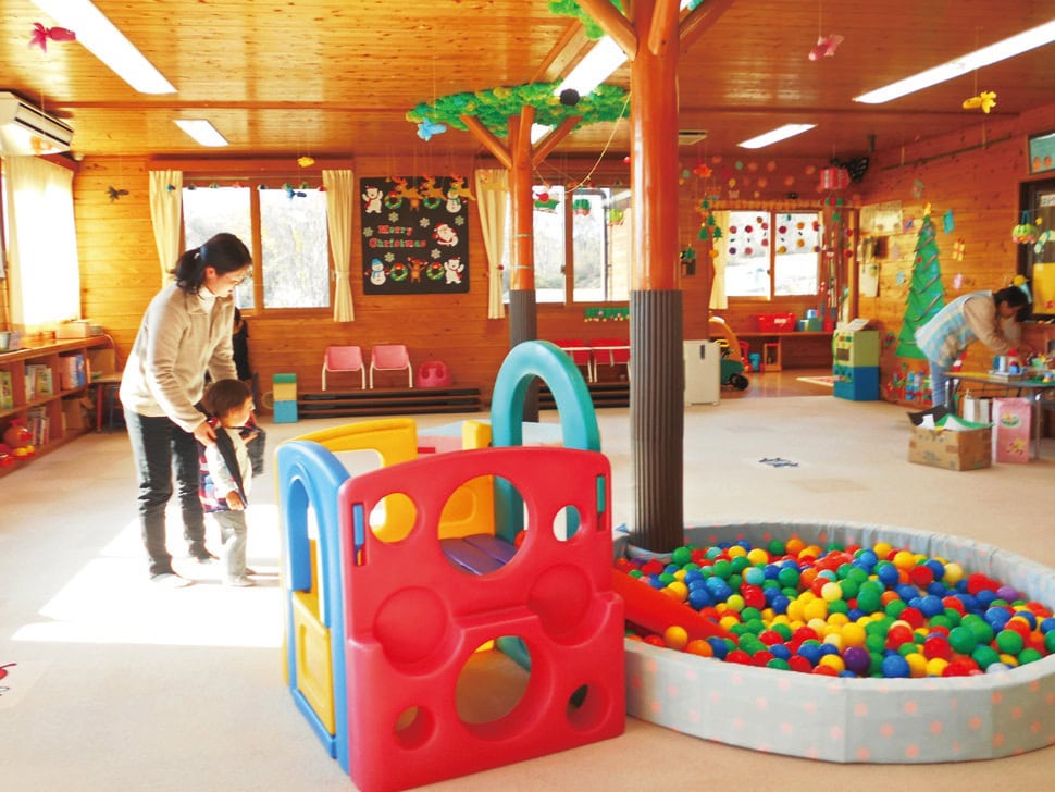 「子育て支援センター つくしんぼルーム」は、保育園に隣接するログハウス風の地域子育て支援センター/山梨県北杜市