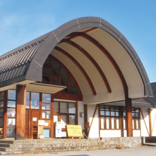 「たかね図書館」には、靴を脱いでくつろげる絵本コーナーもあり、ゆったり過ごせる/山梨県北杜市