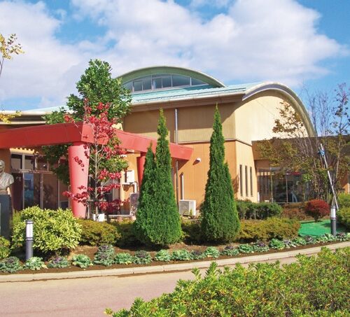 「いずみフレンドパーク」には、「金田一春彦記念図書館」のほか、広場や児童館、プールもある/山梨県北杜市