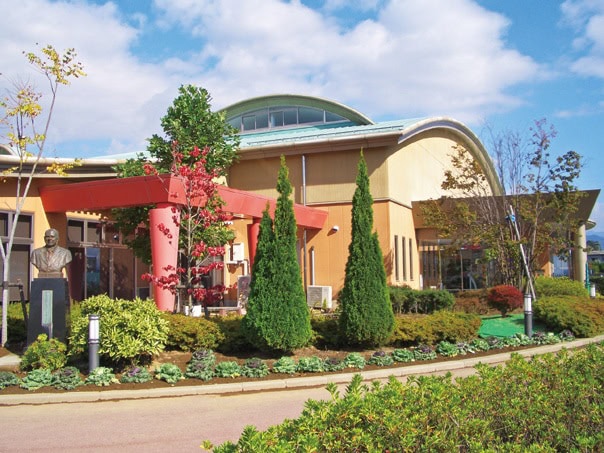 「いずみフレンドパーク」には、「金田一春彦記念図書館」のほか、広場や児童館、プールもある/山梨県北杜市