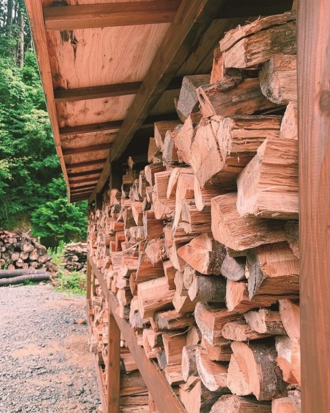 駐車場の横に設置された薪棚は、ご主人の趣味のDIYによる手づくり。