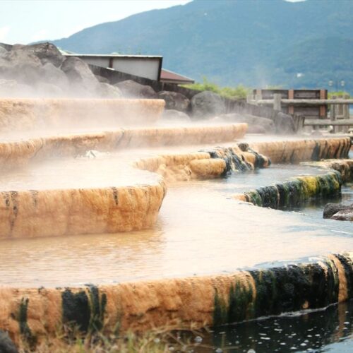 長崎県雲仙市にある小浜(おばま)温泉の「湯棚」。