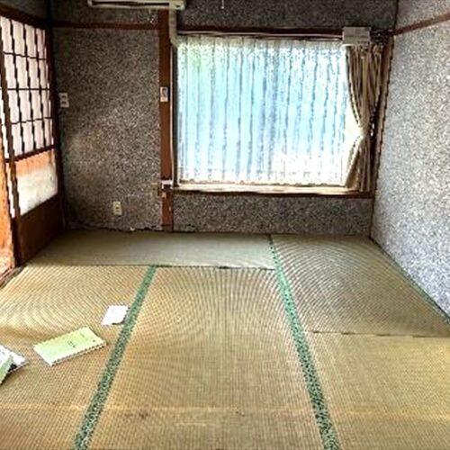 鹿児島県さつま町の物件の和室。窓もある。