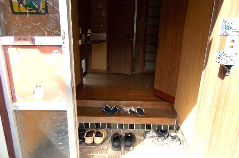 長崎県雲仙市の賃貸物件の玄関。