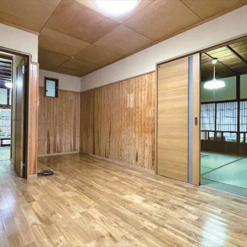 長崎県雲仙市の賃貸物件の洋室。リフォームされていてきれい。