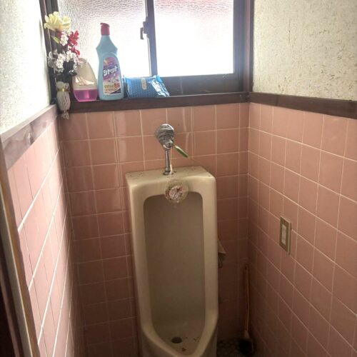 広島県三次市の物件の男性用トイレ。