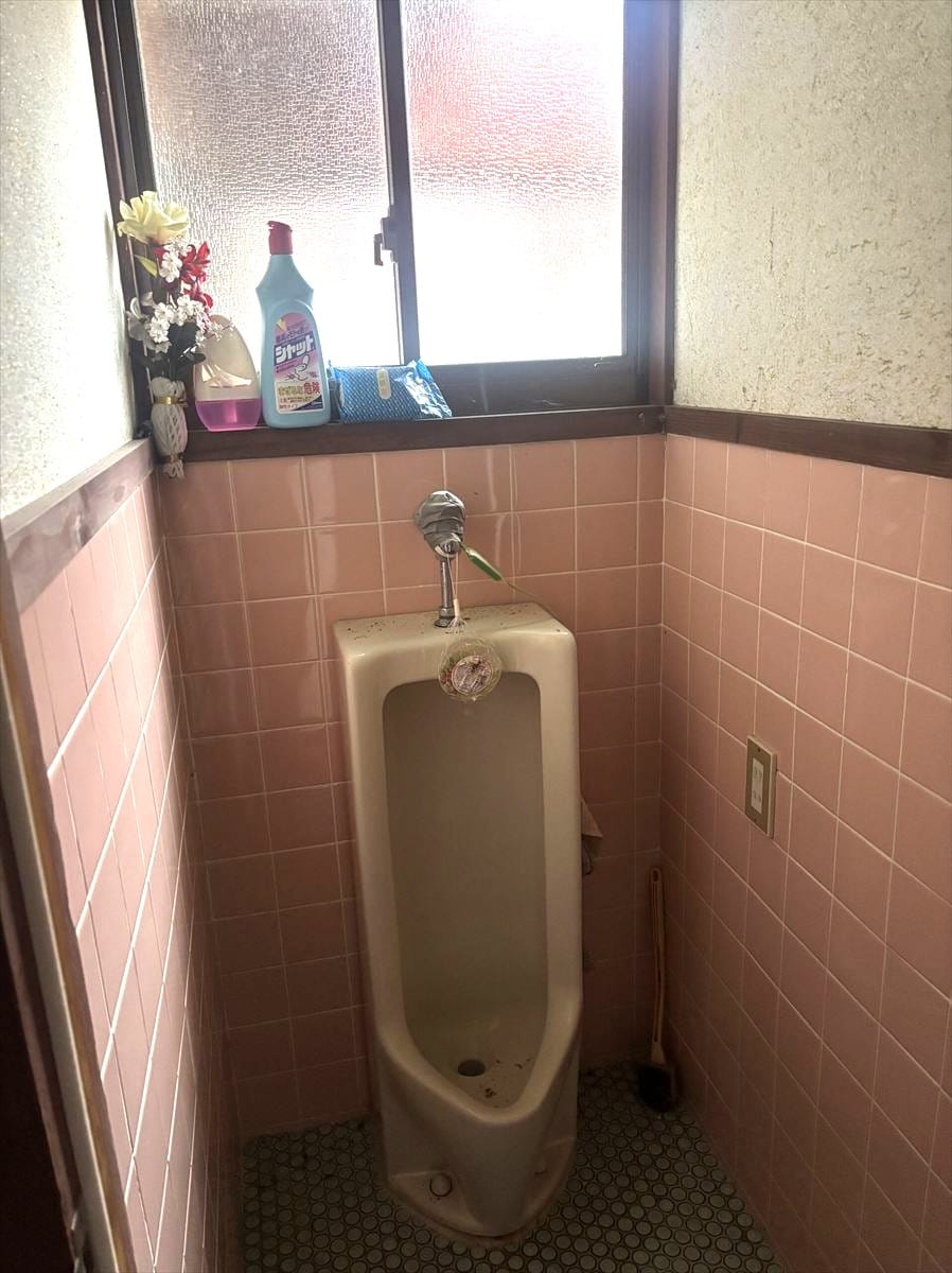 広島県三次市の物件の男性用トイレ。