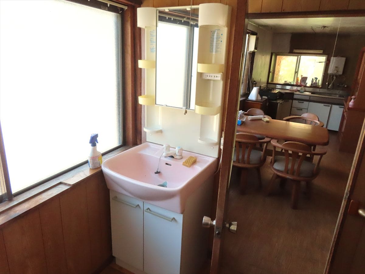 岡山県矢掛町の物件の洗面所。