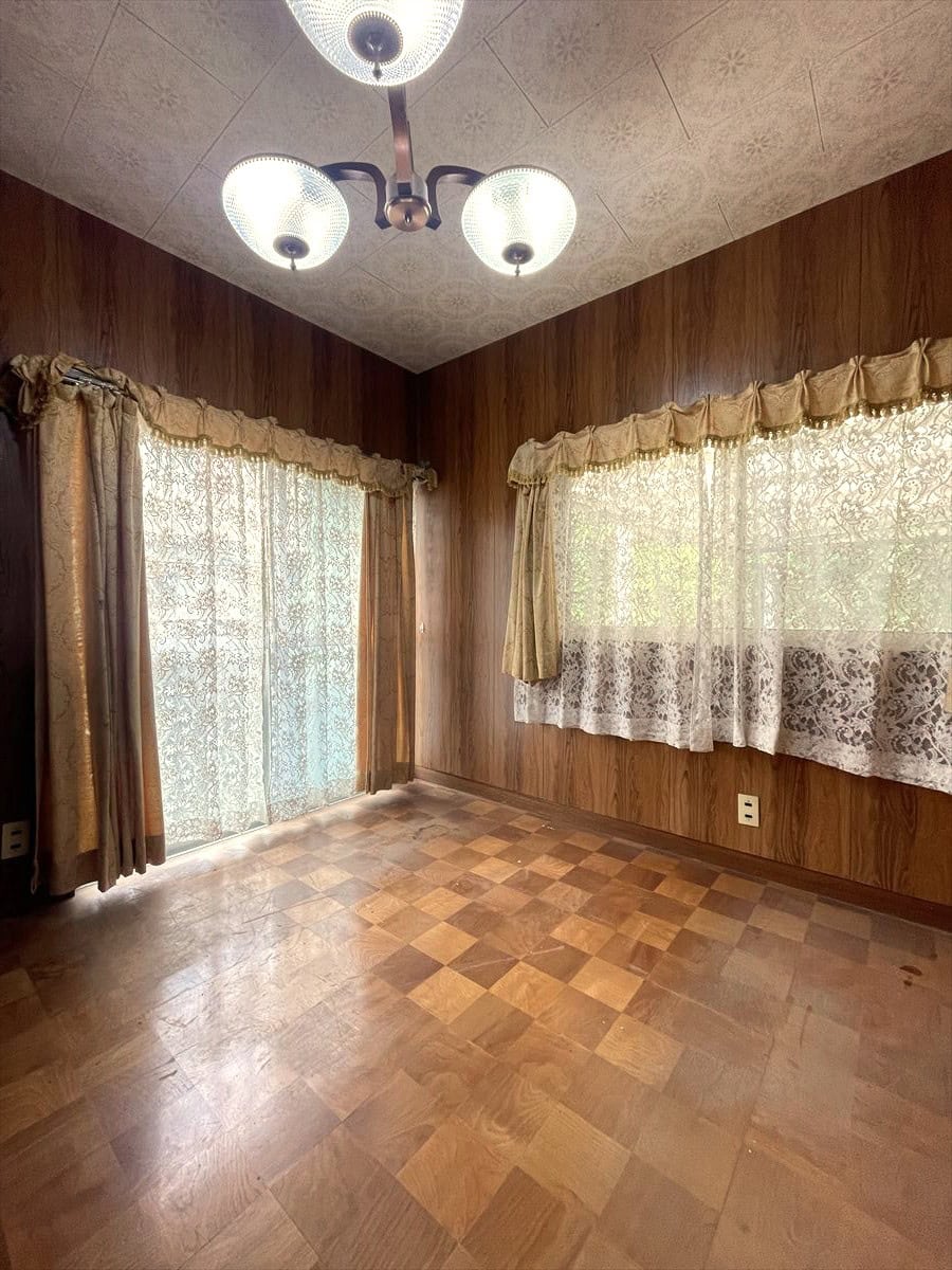 兵庫県洲本市の物件の洋室。書斎などとしても利用できそう。