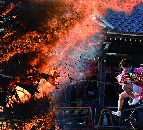 岐阜県海津市で、無病息災と豊穣を祈る火祭り「左義長(さぎちょう)」が開催!