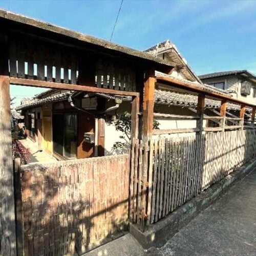 長崎県雲仙市の賃貸物件の外観。古民家ならではの雰囲気がある。