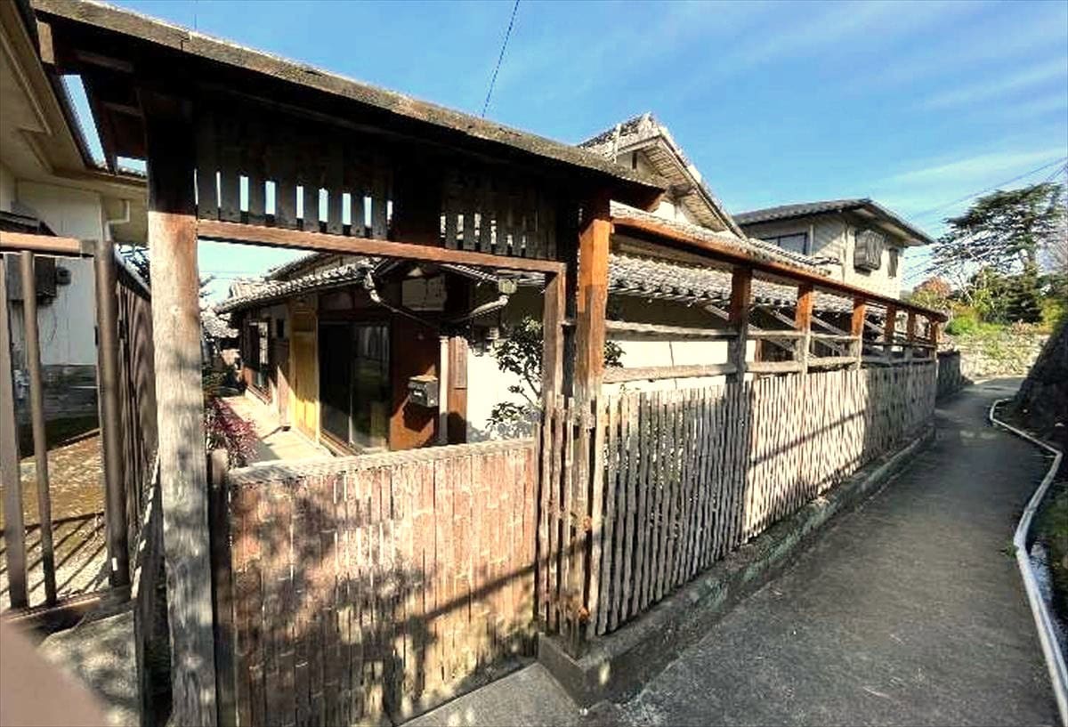 長崎県雲仙市の賃貸物件の外観。古民家ならではの雰囲気がある。