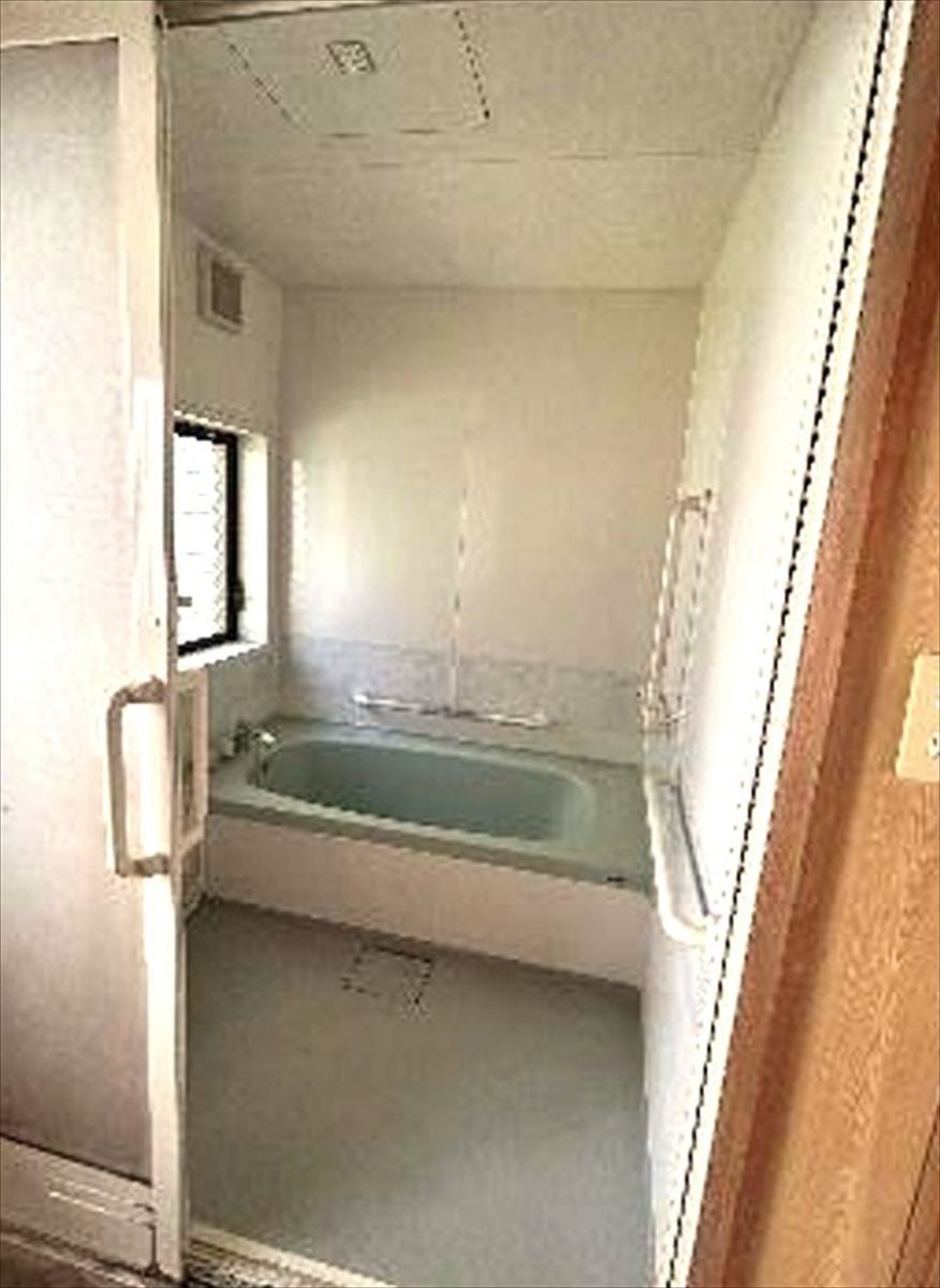 鹿児島県さつま町の物件の浴室。