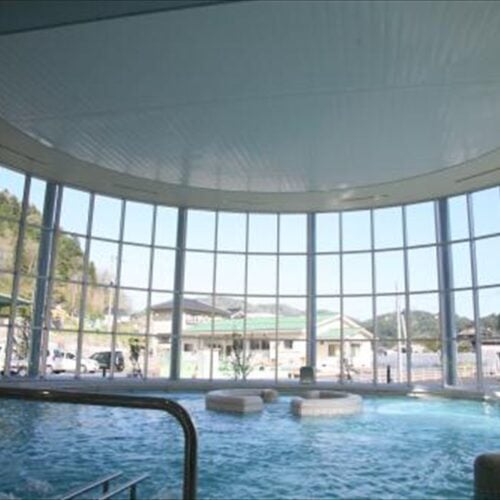 広島県三次市の「甲奴(こうぬ)健康づくりセンター ゆげんき」のプール。