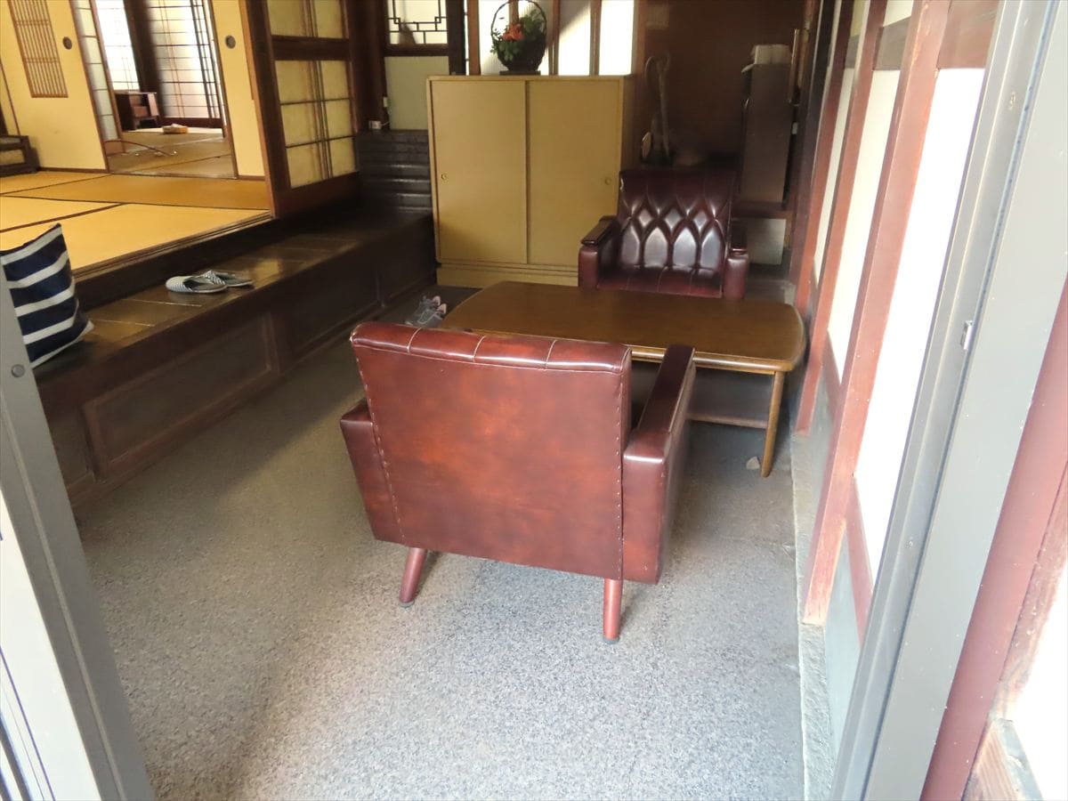 岡山県矢掛町の物件の玄関。