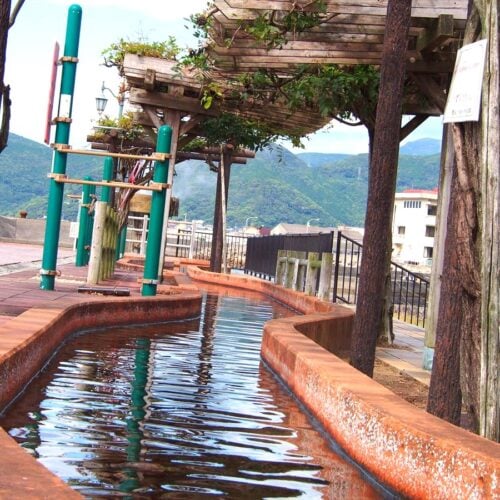 長崎県雲仙市にある小浜(おばま)温泉の「足湯ほっとふっと105」。