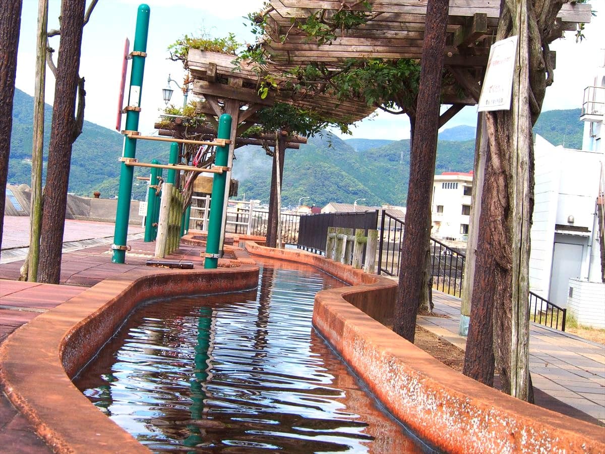 長崎県雲仙市にある小浜(おばま)温泉の「足湯ほっとふっと105」。