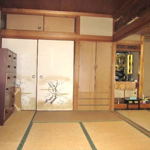 鹿児島県薩摩川内市の物件の6帖の和室。