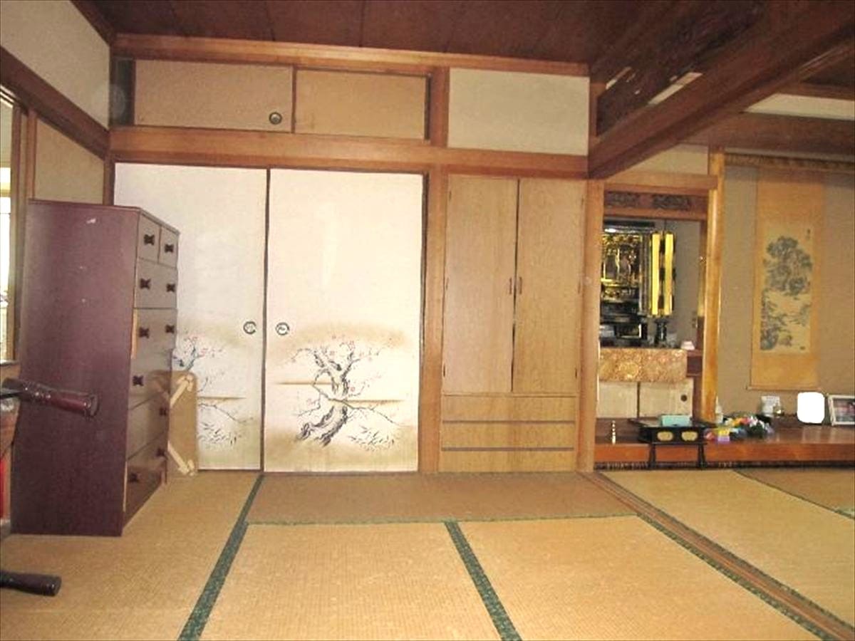 鹿児島県薩摩川内市の物件の6帖の和室。