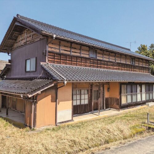 周囲には里山風景が広がり、中はフローリングのリビングやユニットバスなど、ほどよく手入れされた農家住宅【京都府京丹後市】