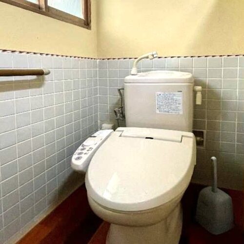 長崎県雲仙市の賃貸物件のトイレ。汲取だが、様式で使いやすそう。