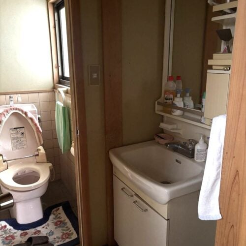 広島県三次市の物件の離れのトイレと洗面所。