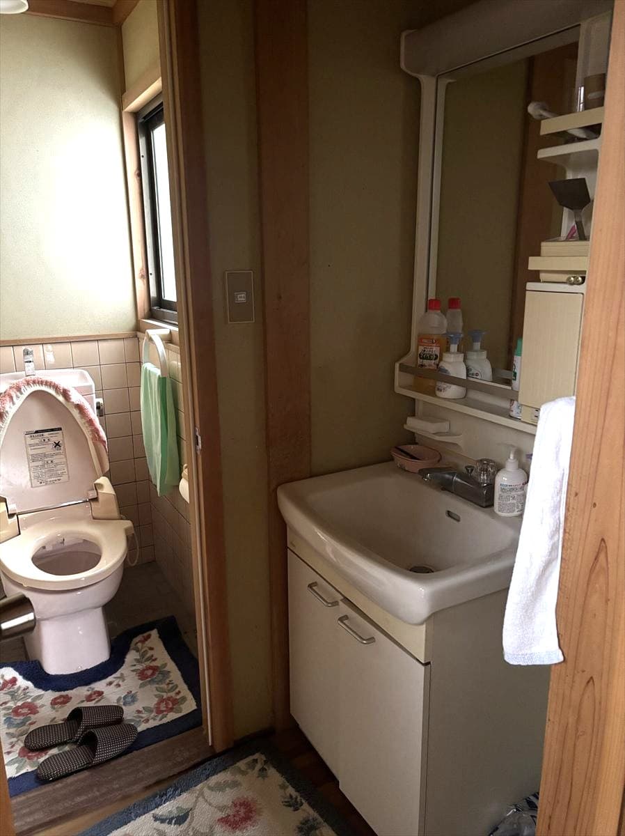 広島県三次市の物件の離れのトイレと洗面所。