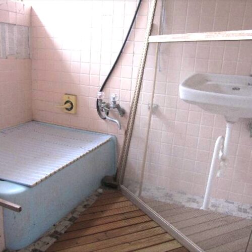 鹿児島県薩摩川内市の物件の浴室。