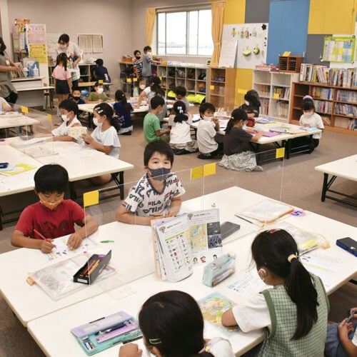 学童では、教員免許を持つ学習指導員が学習をサポート。宿題を見てもらえるので、帰宅後は家族でゆっくり過ごせる。