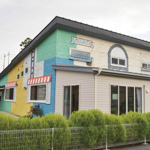 長田小学校敷地内に建設された、ワクワクするようなカラフルな外壁の放課後児童クラブ。アルゼンチン・カミニートの雰囲気を取り入れているのだとか。