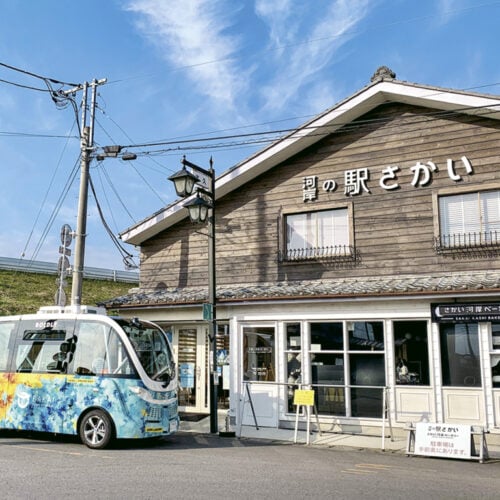 全国の自治体に先駆けて自動運転バスを導入し、ドローン活用も推進中。子どもたちは最先端のデジタル技術に触れながら育っている。