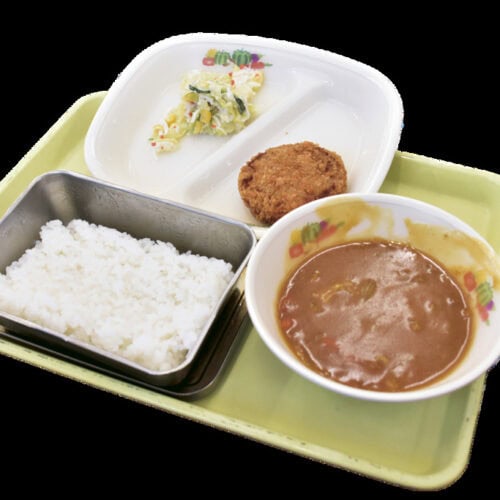 夏休みなどの長期休み中、学童では給食センターで調理された昼食を1食250円で提供。温かくて栄養満点の食事が食べられ、お弁当づくりの負担も軽減。