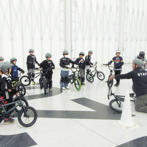 放課後スポーツ教室は、学校から会場への送迎付きで、参加費も無料!BMX、サッカー、ホッケーなど、本格的な指導が受けられる。