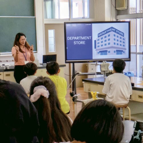 小学4年生以上が対象の〈さかいっ子未来塾〉。ALTによる英語指導も無料で受けられる、境町ならではの学びの場。