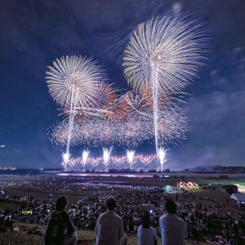 約3万発が夜空を彩る、関東最大級の花火大会。音楽とともに打ち上がる光のアートを、家族で見上げる特別な時間。