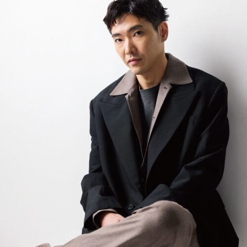 『田舎暮らしの本』のインタビューを受ける柄本佑さん