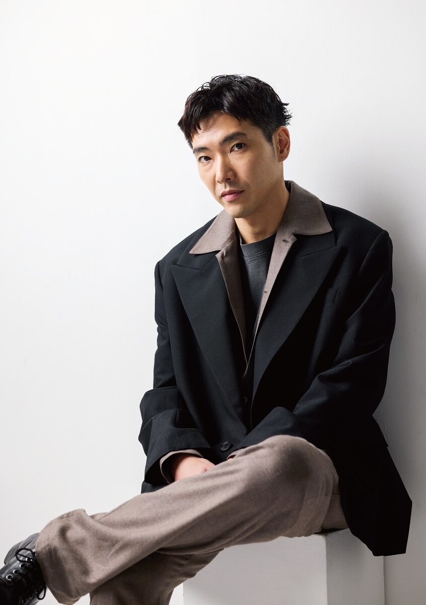 『田舎暮らしの本』のインタビューを受ける柄本佑さん