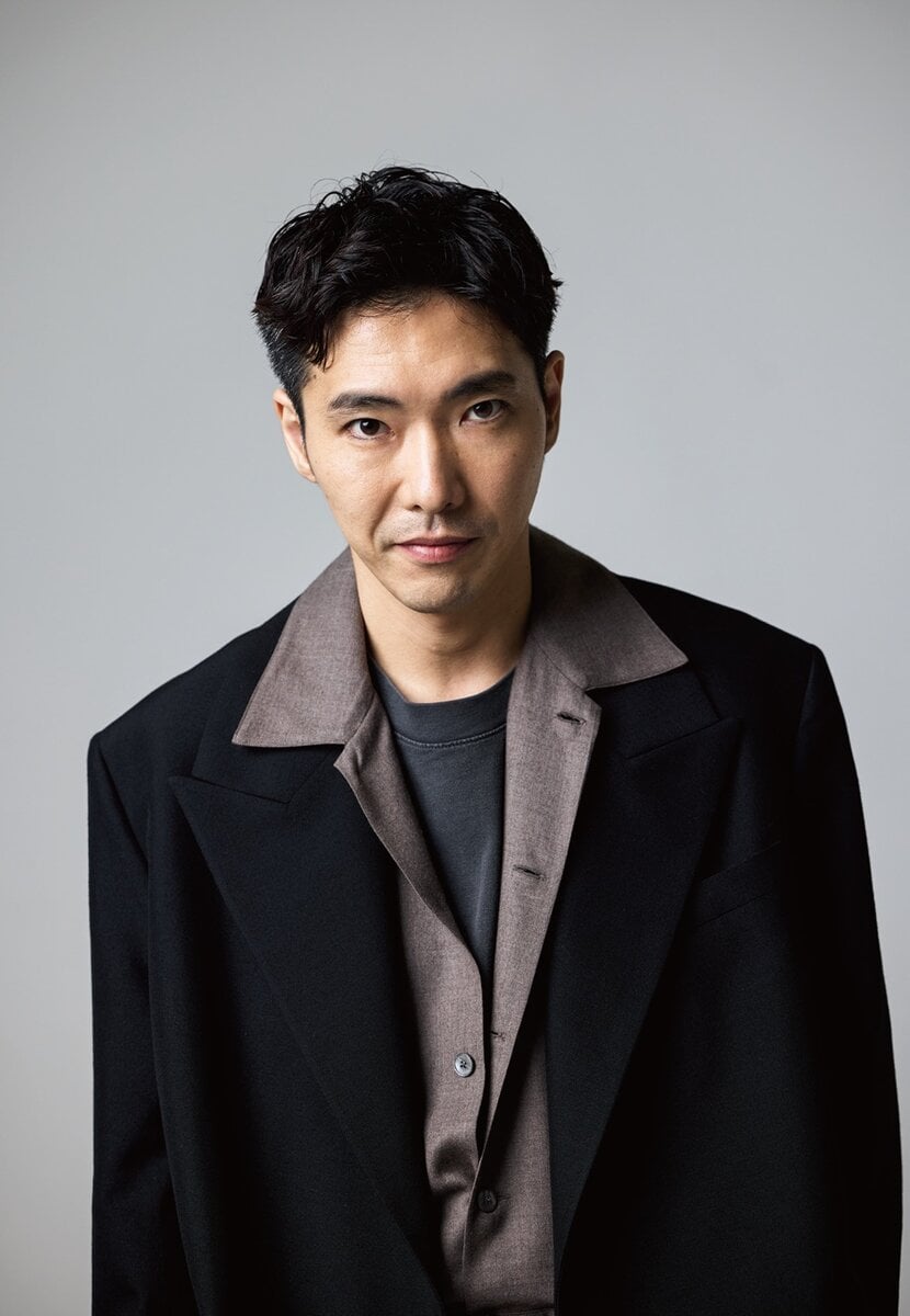 『田舎暮らしの本』のインタビューを受ける柄本佑さん