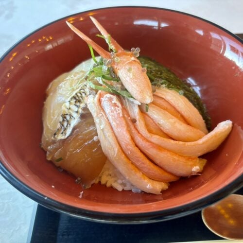 道の駅 おがの「男鹿産天然真鯛と紅ズワイガニとギバサの3色丼」