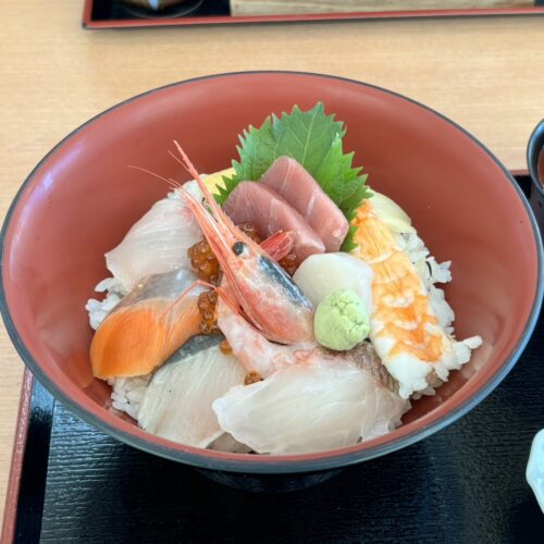 道の駅 象潟の2階レストラン「眺海」の海鮮丼