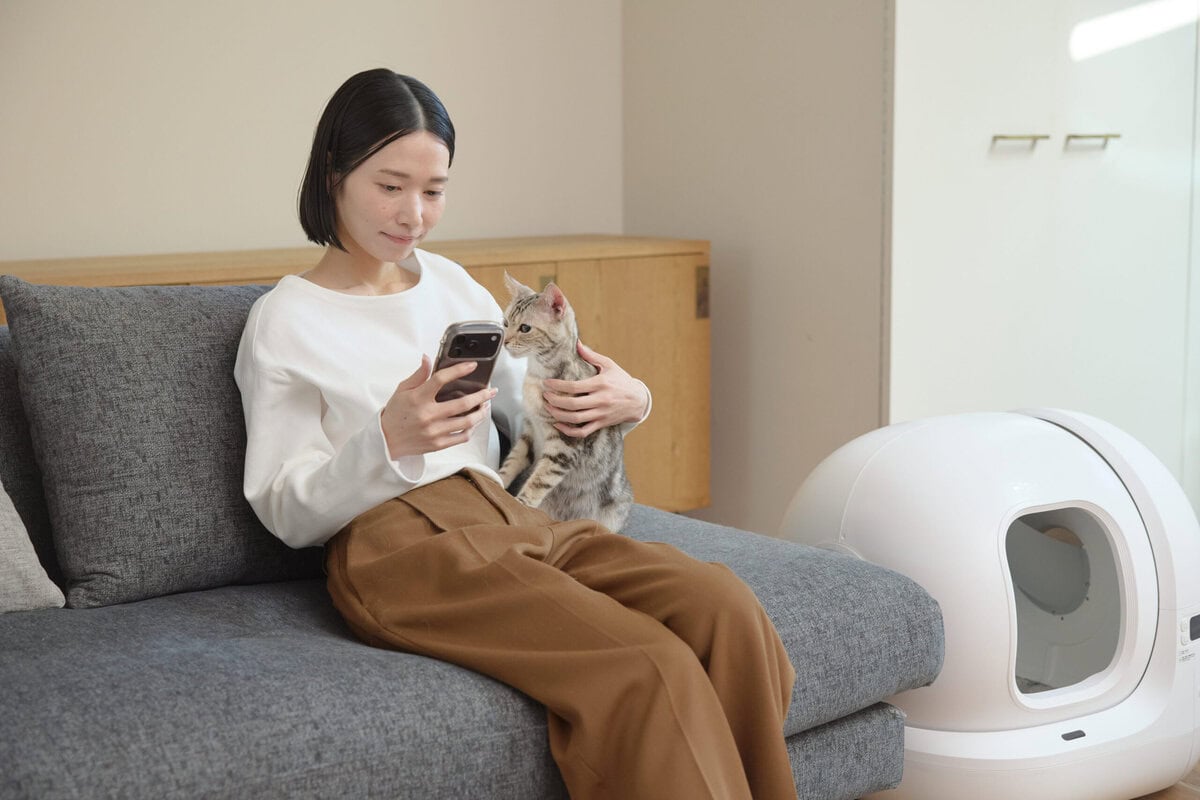 PETKIT Pura Max2_アプリを確認する様子